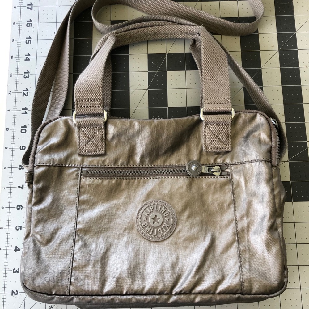 Silver Kipling crossbody handbag TONS OF POCKETS!